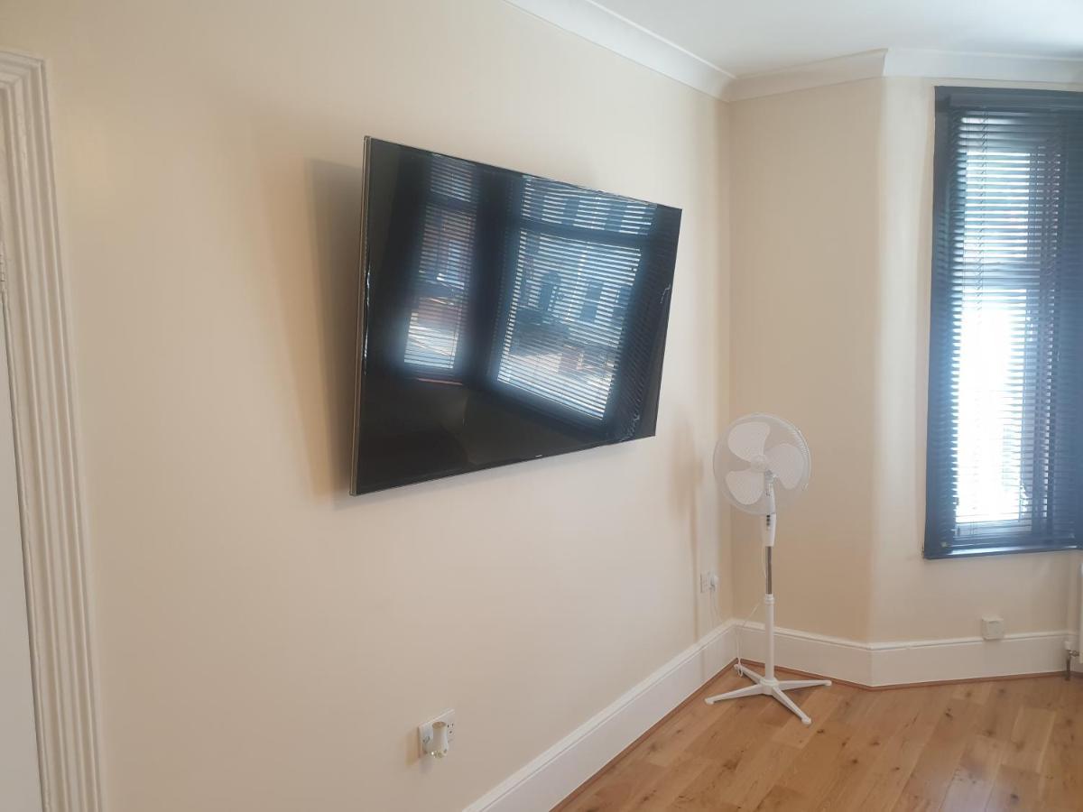 London Luxury 2 Bedroom Flat 5Min Walk From Overground, With Free Wifi, Free Parking-Sleeps X6 Ilford Exterior foto