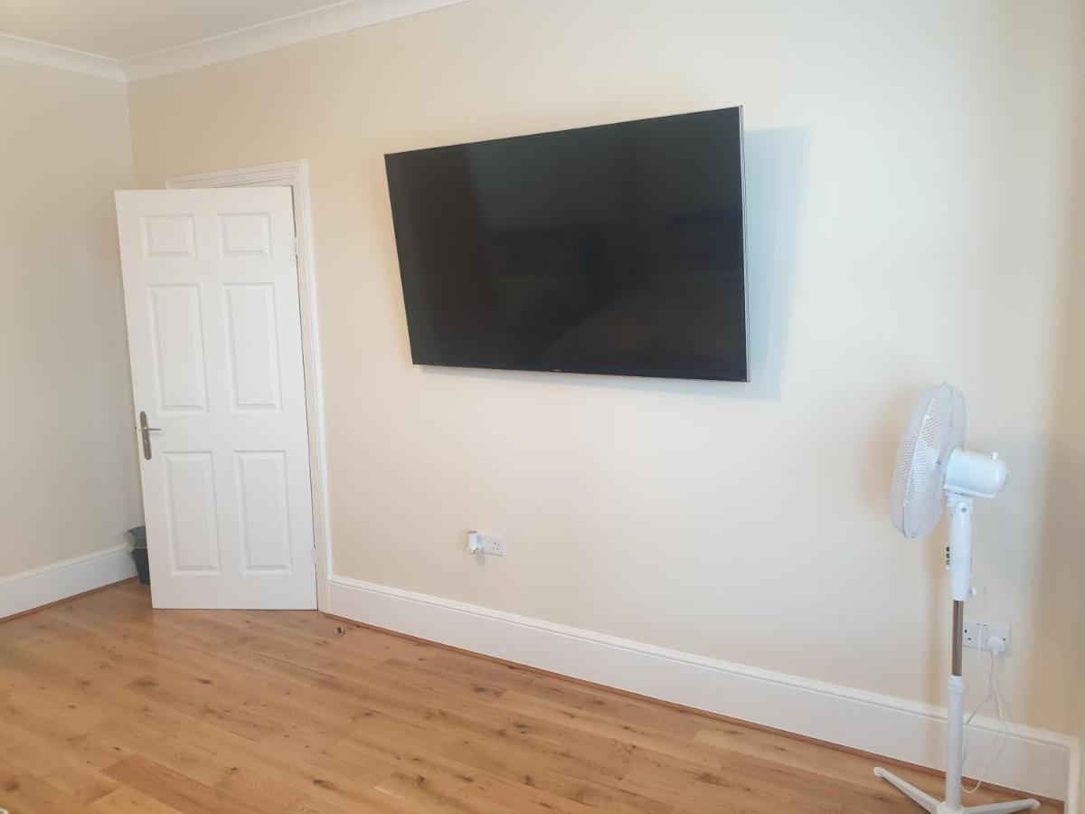 London Luxury 2 Bedroom Flat 5Min Walk From Overground, With Free Wifi, Free Parking-Sleeps X6 Ilford Exterior foto